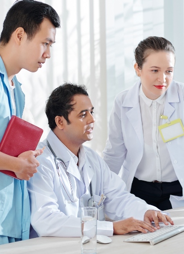 medical-workers-in-front-of-computer-5A4VQ93-1.jpg